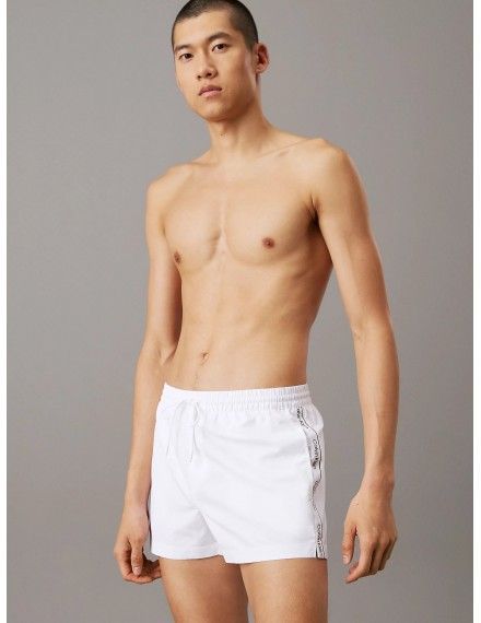 Bañador Corto Calvin Klein Logo Tape (Blanco)